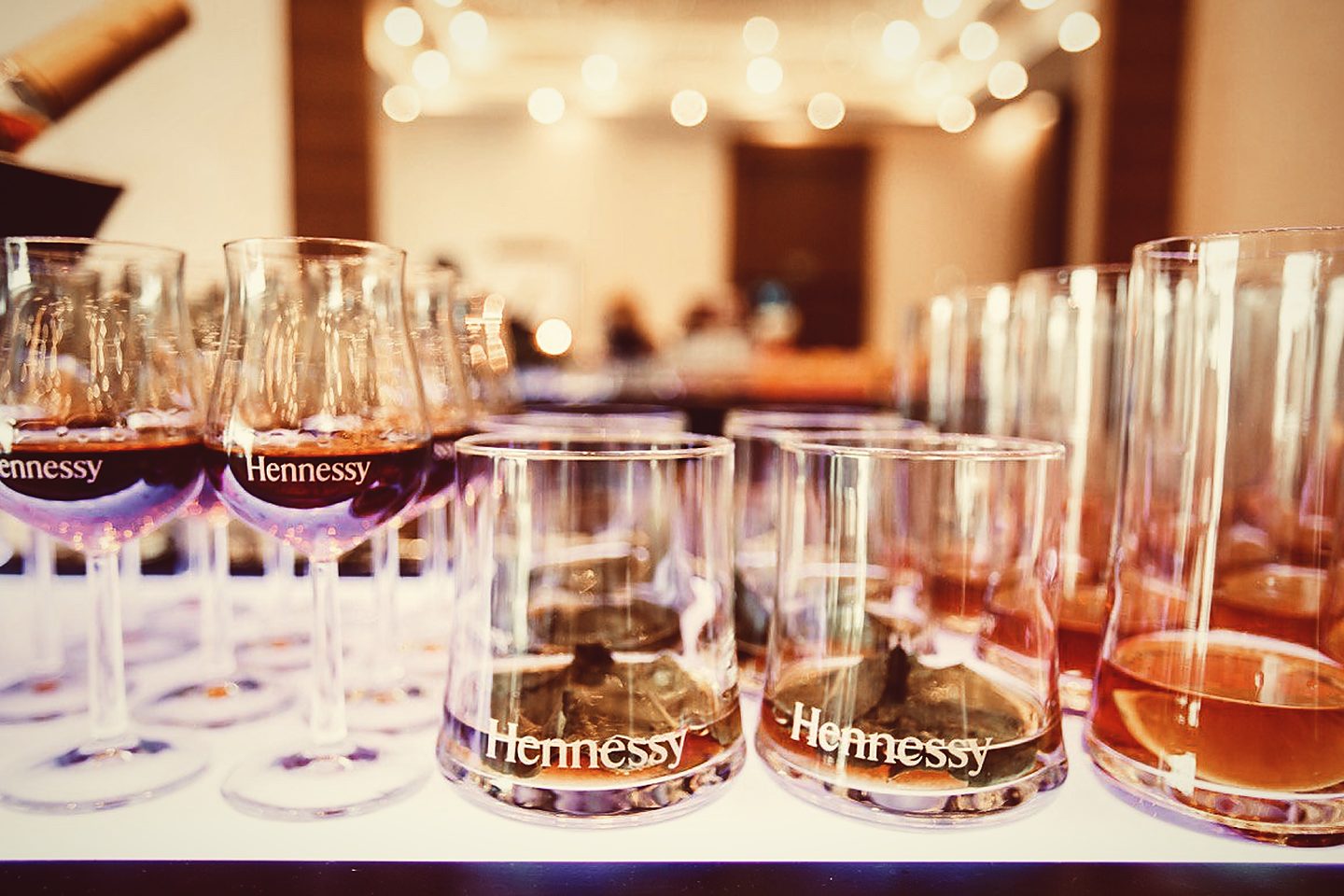 Бокалы с логотипом Hennessy на стойке выездного бара