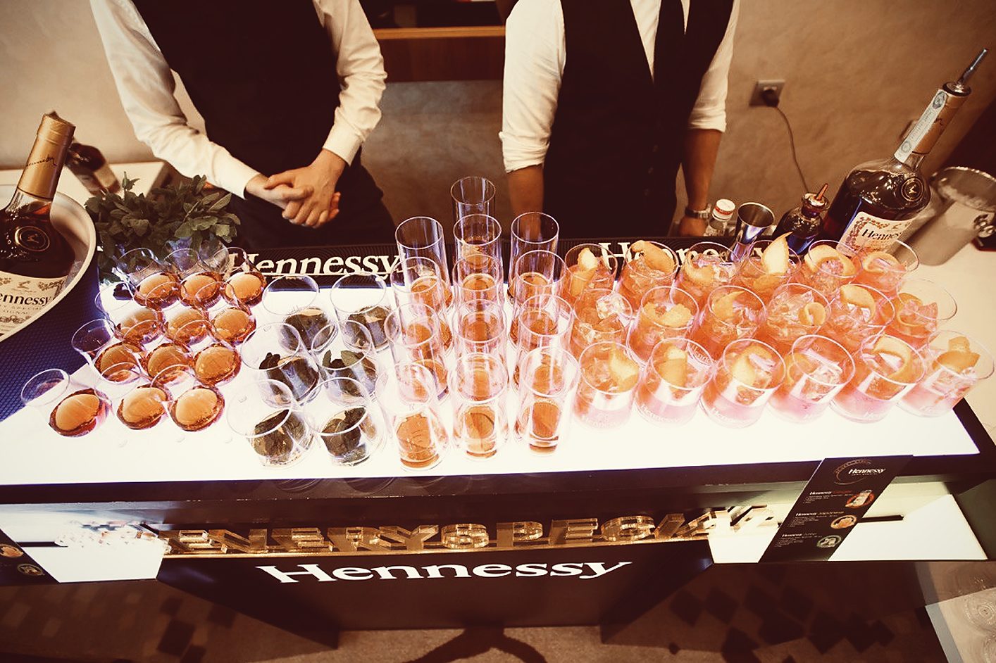 Коктейли на коньяке Hennessy на брендированной стойке выездного бара